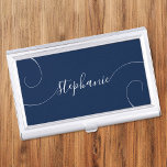 Marine en Wit Elegant Script Curly Naam Visitekaarthouder<br><div class="desc">Een elegant design van de signatuurstijlscriptnaam met extra krullende staarten. U kunt de marine of donkerblauwe en witte kleuren aanpassen. Pas de lettergrootte aan of verplaats deze indien nodig voor langere of kortere namen. Creëer je eigen visitekaartje hoesje voor haar.</div>