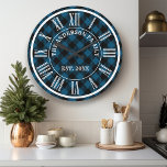 Marine en zwart buffel geruite rustieke Romeinse c Grote Klok<br><div class="desc">Voeg een vleugje rustieke charme toe aan uw huis met onze Navy And Black Buffalo Plaid Rustic Roman Numeral Large Clock! Deze opvallende klok is voorzien van een klassiek buffelplaid patroon in marineblauw en zwart, aangevuld met gedurfde Romeinse cijfers voor een tijdloze look. Perfect voor een gezellige woonkamer, keuken of...</div>