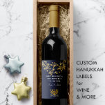 Marine & Gouden Bloemen Menorah Marine Happy Chano Wijn Etiket<br><div class="desc">Nautical Boutique Co.'s aangepaste Chanoeka wijn label ontwerp is voorzien van een marine blauw en goud bloemig ontwerp met gouden menora en bijpassende bloem boeket. Het bericht kan worden gepersonaliseerd en de marineblauwe achtergrondkleur kan gemakkelijk worden gewijzigd om aan uw behoeften te voldoen - kies gewoon de optie Aanpassen. #Chanoeka...</div>