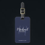 Marine Modern Script Gepersonaliseerde Groomsmen Bagagelabel<br><div class="desc">Voeg een persoonlijk tintje toe aan uw bruiloft met gepersonaliseerd groomsmen bagagelabel. Dit bagagelabel heeft gepersonaliseerde groomsmen's naam in wit modern script lettertype stijl en monogram in licht marineblauw modern script lettertype stijl als achtergrond met titel en trouwdatum in wit modern sans serif lettertype stijl op navy blauwe achtergrond. Ook...</div>