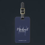 Marine Modern Script Gepersonaliseerde Groomsmen Bagagelabel<br><div class="desc">Voeg een persoonlijk tintje toe aan uw bruiloft met gepersonaliseerd groomsmen bagagelabel. Dit bagagelabel heeft gepersonaliseerde groomsmen's naam in wit modern script lettertype stijl en monogram in licht marineblauw modern script lettertype stijl als achtergrond met titel en trouwdatum in wit modern sans serif lettertype stijl op navy blauwe achtergrond. Ook...</div>
