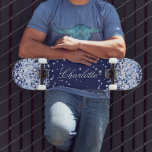 Marineblauw comfetti naam elegant meisje persoonlijk skateboard<br><div class="desc">Een marineblauwe achtergrond. Personaliseer en voeg jouw namen toe. Versierd met lichtblauwe comfetti. De naam is geschreven met een modern handschrift.</div>