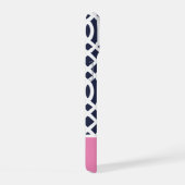 Marineblauw en Roze Trellis Monogram iPhone 15 Case (Rechterkant)