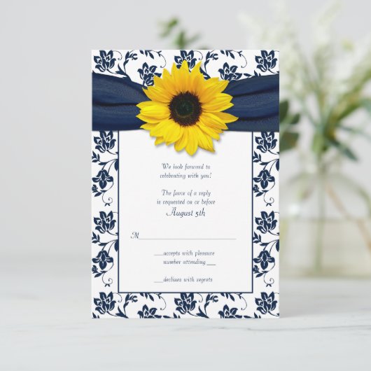 Marineblauw en wit bloemen damast huwelijksreactie RSVP kaartje (Staand voorkant)