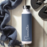Marineblauw en Wit Persoonlijk Gemaakt Waterfles<br><div class="desc">Deze gepersonaliseerde geïsoleerde fles combineert moderne stijl met elegante eenvoud, met jouw naam in witte script tegen een verfijnd marineblauwe achtergrond. Ontworpen om drankjes koud te houden in de zomer en warm in de winter, is deze fles perfect voor de bruid, een cadeau voor haar, of een stijlvolle metgezel voor...</div>