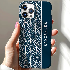 Marineblauw en wit visgraatpatroon met gepersonali iPhone 15 case