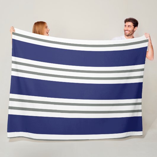 Marineblauw en Witte Kuststrepen Fleece Deken (In situ)