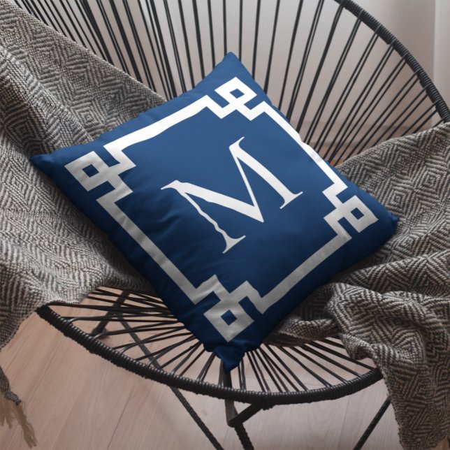 Marineblauw en witte monogrammen Griekse hoofdgren Kussen (Create your own monogrammed Greek Key border square throw pillow.)