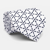 Marineblauw geometrisch patroon op wit stropdas (Opgerold)