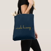 Marineblauw Gouden Script  | Stijlvol Modern Monog Tote Bag (Dichtbij)