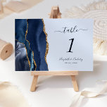 marineblauw goudpaasje bruiloft kaart<br><div class="desc">De linkerrand van deze elegante moderne trouwtafel-nummerkaart is voorzien van een blauw marinesleutel-waterverf-grens die met faux goudglitter is getrimd. De aanpasbare tekst combineert jaloeblauwe handteksten,  cursieve en copperplate doopvonten op een pastelblauwe achtergrond.</div>