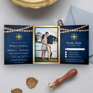 Marineblauw houten nautisch gouden kompas bruiloft drieluik uitnodiging