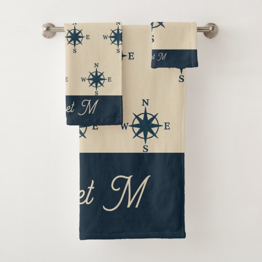marineblauw kompas & Monogram Beige Kusthuis Bad Handdoek (Insitu)