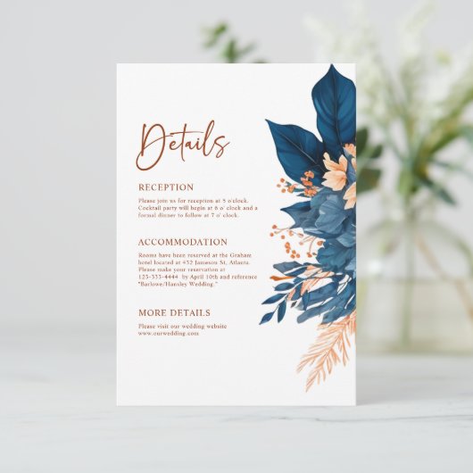 Marineblauw Modern Elegant Bloemen Bruiloft Detail Informatiekaartje (Staand voorkant)