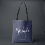 Marineblauw Modern Script Gepersonaliseerde bruids Tote Bag<br><div class="desc">Voeg een persoonlijk tintje toe aan uw bruiloft met gepersonaliseerde bruidsmeisjes cadeau canvas tas. Deze canvas tas heeft de naam van een gepersonaliseerde bruidsmeisje in een wit modern script lettertype stijl en monogram in een licht marineblauw modern script lettertype stijl als achtergrond met titel en trouwdatum in wit modern sans...</div>