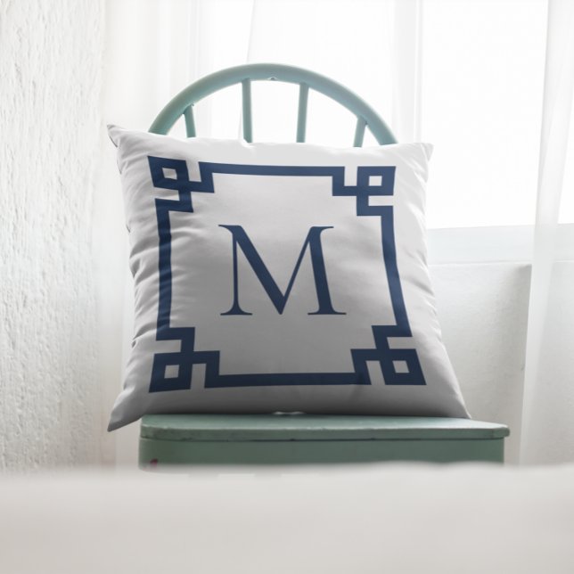 Marineblauw Monogrammed Griekse hoofdgrens Kussen (Create your own monogrammed Greek Key border square throw pillow.)
