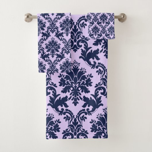 Marineblauw op lavendel floral damask bad handdoek (Insitu)
