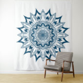 Marineblauw op witte mandala wandkleed (In situ)