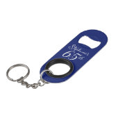 Marineblauw Proost 65 jaar 65e verjaardag Mini Flessenopener (Voorkant Gekanteld)