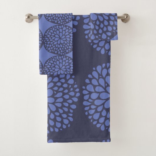 Marineblauw Scandi Modern Abstract Bloemen Bad Handdoek (Insitu)