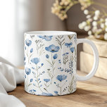 Marineblauw Waterverf Wildbloemen Poppy Koffiemok<br><div class="desc">Geniet van uw favoriete drankje in stijl met de "Navy Blue Waterverf Wildflowers Poppy Coffee Mok." Deze charmante mok toont een delicaat waterverf-ontwerp met marineblauwe klaprozen en wilde bloemen, waardoor een serene en elegante esthetiek ontstaat. Het ingewikkelde bloemmotief loopt door de mok en biedt een verfijnde maar ingetogen schoonheid die...</div>