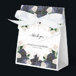 Marineblauw & Wit Bloemig Ellegant Trouw Bruids Da Bedankdoosjes<br><div class="desc">Maak uw gasten extra speciaal met deze unieke favor-boxen! Bedank uw gasten met deze elegante favor-boxen. Deze bevatten navy- en witte rozenbloemen met namaak gouden accenten om een luxe uitstraling toe te voegen, kalligrafie 'Dank je wel', namen en datum. Deze zijn perfect voor een bruiloft, verjaardag of zakelijke evenementen. Alle...</div>