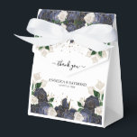 Marineblauw & Wit Bloemig Ellegant Trouw Bruids Da Bedankdoosjes<br><div class="desc">Maak uw gasten extra speciaal met deze unieke favor-boxen! Bedank uw gasten met deze elegante favor-boxen. Deze bevatten navy- en witte rozenbloemen met namaak gouden accenten om een luxe uitstraling toe te voegen, kalligrafie 'Dank je wel', namen en datum. Deze zijn perfect voor een bruiloft, verjaardag of zakelijke evenementen. Alle...</div>