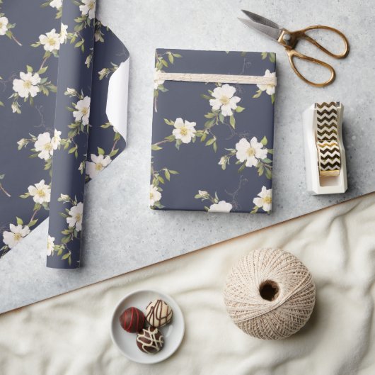 Marineblauw Witte Bloemen Cadeaupapier (Crafts)