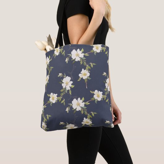 Marineblauw Witte Bloemen Tote Bag (Dichtbij)