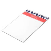 Marineblauw Witte Chevron Koraalrode Naam Monogram Notitieblok (Schuin)
