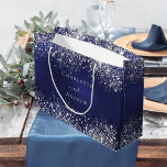 Marineblauw zilveren naam bruiloft groot cadeauzakje<br><div class="desc">Een marineblauwe achtergrond versierd met faux zilveren confetti,  schittert. De kleur van het blauw is ongelijk. Personaliseer en een date,  en de namen van de bruid en moeder.</div>