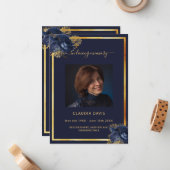 Marineblauwe bloemblaadjes gouden foto begrafenisp notitiekaartje (Voorkant / Achterkant in situ)