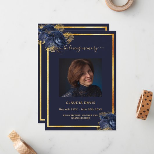 Marineblauwe bloemblaadjes gouden foto begrafenisp notitiekaartje (Voorkant / Achterkant in situ)