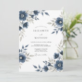Marineblauwe bloemrijke weide bruiloft kaart (Staand voorkant)