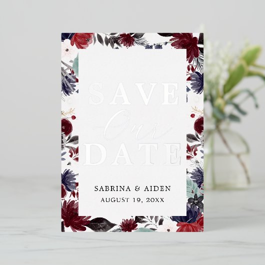 Marineblauwe bordeauxrode bloemige trouw 'Save The Folie Uitnodiging (Staand Voorkant)