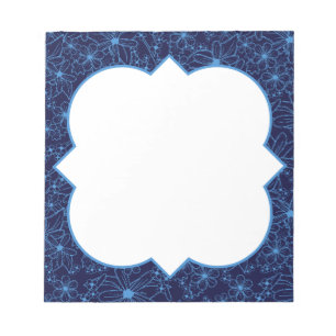 Marineblauwe en witte bloemenrand, leeg notitieblo notitieblok