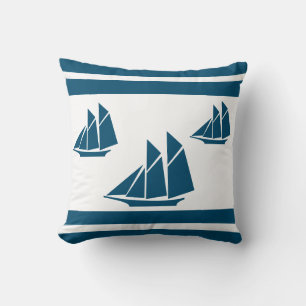 marineblauwe, gele en rode zeilboot witte KUSSEN