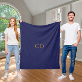 Marineblauwe gouden geborduurde initialen luxe fleece deken
