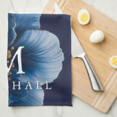 Marineblauwe Gouden Moderne Bloemige Monogram Fami Theedoek (Quarter Fold)
