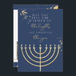 Marineblauwe Menora Hanukkah kaart met goud folie<br><div class="desc">Deze Hanukkah wenskaart heeft een marineblauwe achtergrond, goudkleurige folie spetters, een gouden menora en de tekst "Moge je het hele jaar door de warmte van de lichten voelen" ter ere van het lichtfestival. Bewerk eenvoudig *de meeste* teksten en update de foto's om je vrienden en familie dit feestseizoen te laten...</div>