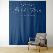Marineblauwe moderne script bruiloftsshower achter wandkleed (In situ)