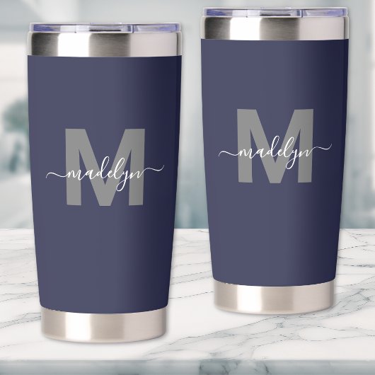 Marineblauwe naammonogram geïsoleerde drinkbeker