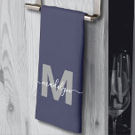 Marineblauwe naammonogram theedoek<br><div class="desc">Gepersonaliseerde Aangepaste Maken Uw Eigen Marine Wit Initiaal Naam Monogram Keukenhanddoek. Voeg een vleugje elegantie toe aan uw keuken met deze stijlvolle monogram handdoek. Ontworpen in een tri-fold stijl, heeft het een vette grijze initiaal en een vloeiende witte script naam, allemaal tegen een marineblauwe achtergrond voor een klassieke en tijdloze...</div>