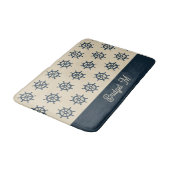 marineblauwe scheepswiel & Monogram Beige kusthuis Badmat (Gekanteld)