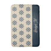 marineblauwe scheepswiel & Monogram Beige kusthuis Badmat (Voorkant Verticaal)