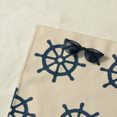 marineblauwe scheepswiel & Monogram Beige Kusthuis Strandlaken (In situ)