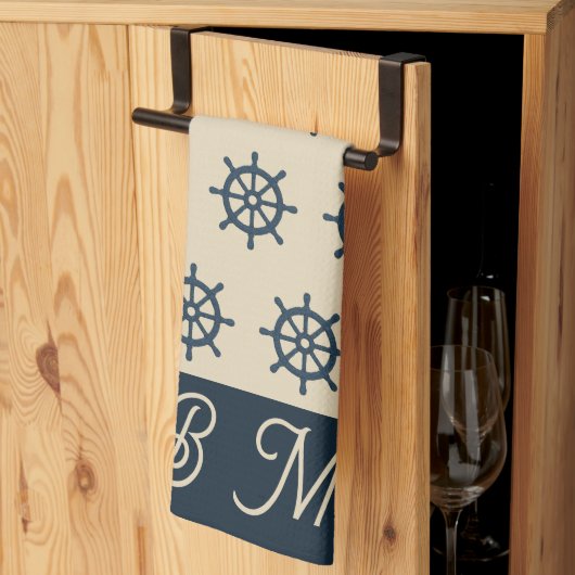 marineblauwe scheepswiel & Monogram Beige Kusthuis Theedoek (Derde Gevouwen)