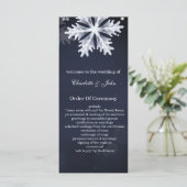 Marineblauwe sneeuwvlokken Winter bruiloft program Programmakaart (Staand voorkant)