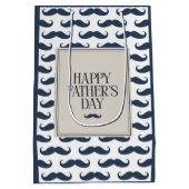 Marineblauwe Snor Patroon Gelukkige Vaderdag Medium Cadeauzakje (Achterkant)