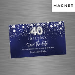 Marineblauwe sterren 40e verjaardag Save the Date<br><div class="desc">Een moderne en elegante Save the Date magneet voor een 40ste verjaardagsfeestje. Een marineblauwe achtergrond versierd met faux zilveren sterren. Een datum en naam personaliseren en toevoegen. De kleur van het blauw is ongelijk. De tekst: Save the Date is geschreven met een groot trendy handgeschreven stijlscript.</div>